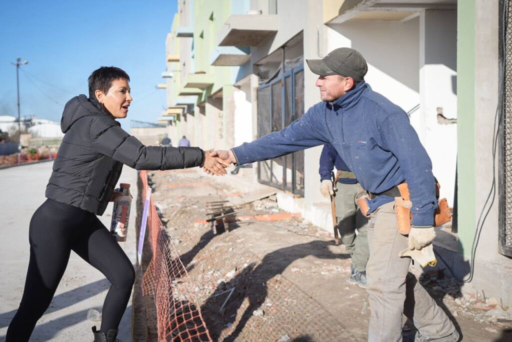mayra y eva mieri recorrieron junto a la ministra batakis la obra de construcciÓn de 28 viviendas del barrio la odisea 4