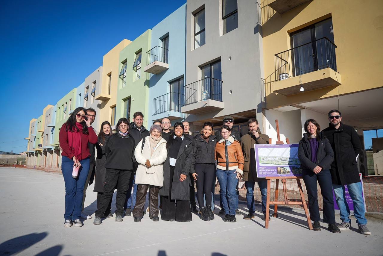 MAYRA Y EVA MIERI RECORRIERON JUNTO A LA MINISTRA BATAKIS LA OBRA DE CONSTRUCCIÓN DE 28 VIVIENDAS DEL BARRIO LA ODISEA mayra y eva mieri recorrieron junto a la ministra batakis la obra de construcciÓn de 28 viviendas del barrio la odisea 5
