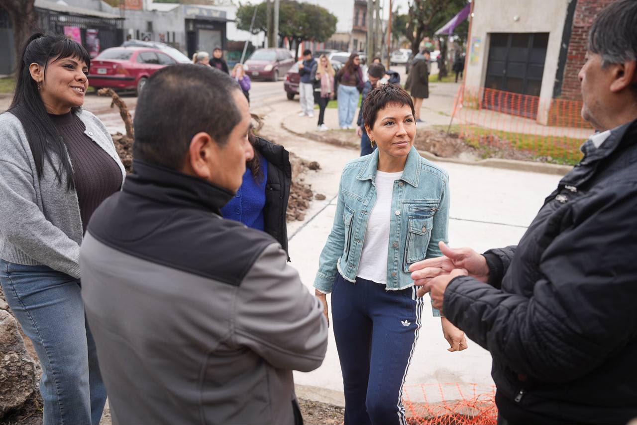 MAYRA Y EVA MIERI RECORRIERON LA IMPORTANTE OBRA DE PAVIMENTACIÓN DE 17 NUEVAS CUADRAS DE ASFALTO EN VILLA LA FLORIDA Y DIALOGARON CON LOS VECINOS mayra y eva mieri recorrieron la importante obra de pavimentaciÓn de 17 nuevas cuadras de asfalto en villa la florida 2