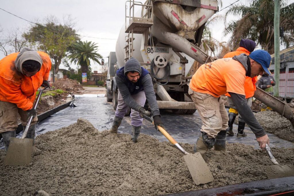 mayra y eva mieri recorrieron la importante obra de pavimentaciÓn de 17 nuevas cuadras de asfalto en villa la florida 5