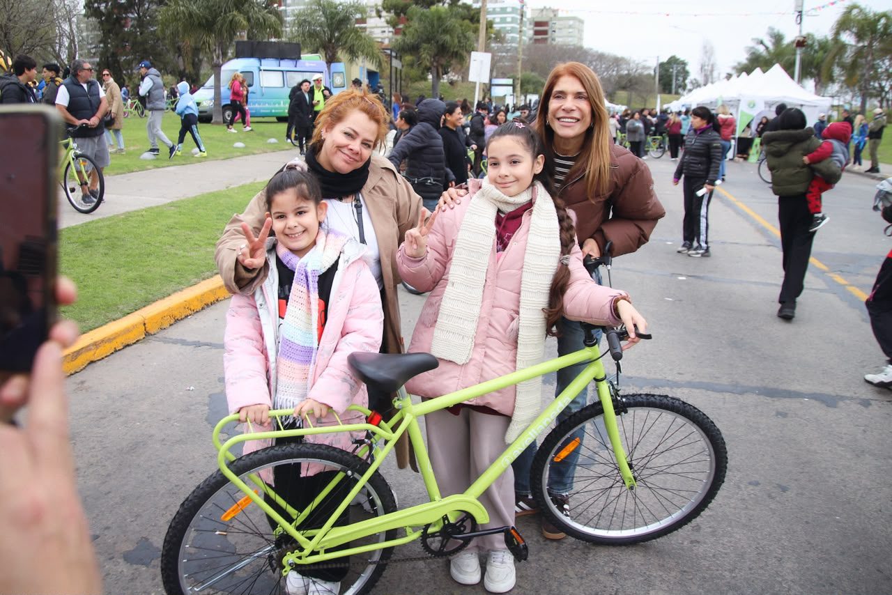 Magdalena Sierra entregó más de 4500 bicicletas a estudiantes de Avellaneda whatsapp image 2026 08 15 at 1.43.38 pm 1
