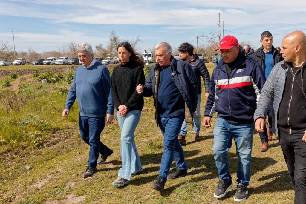 carlos balor y el ministro javier rodríguez entregaron un tractor y equipamiento para los productores rurales (5)