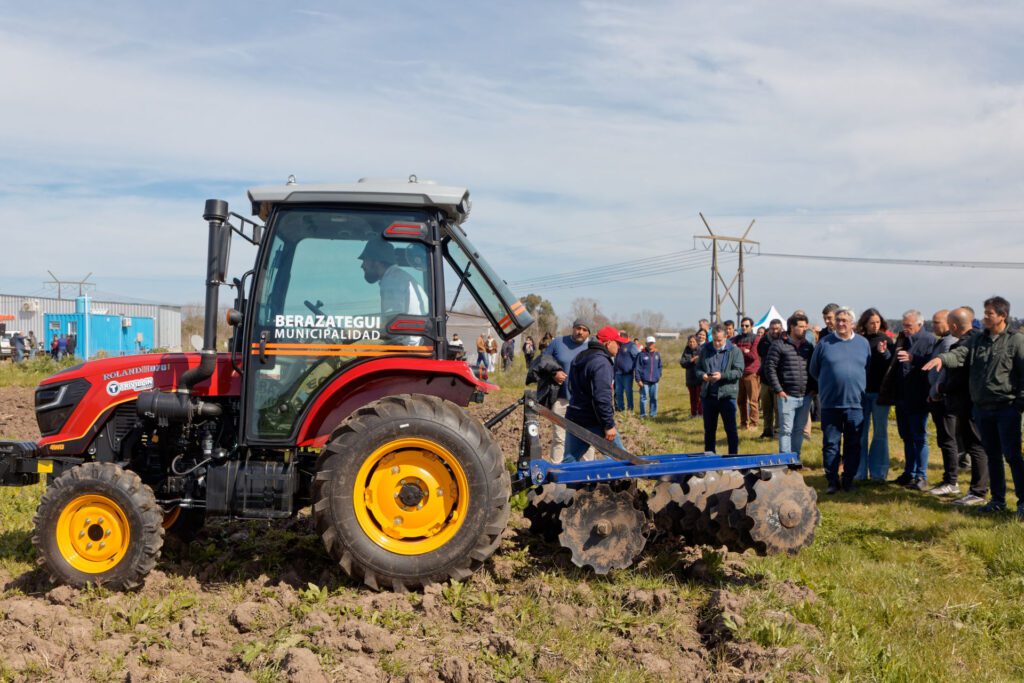 carlos balor y el ministro javier rodríguez entregaron un tractor y equipamiento para los productores rurales (6)