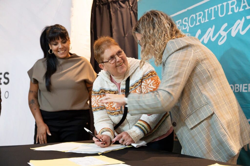 el municipio realizÓ el acto de firma de 84 tÍtulos de propiedad a familias quilmeÑas 1