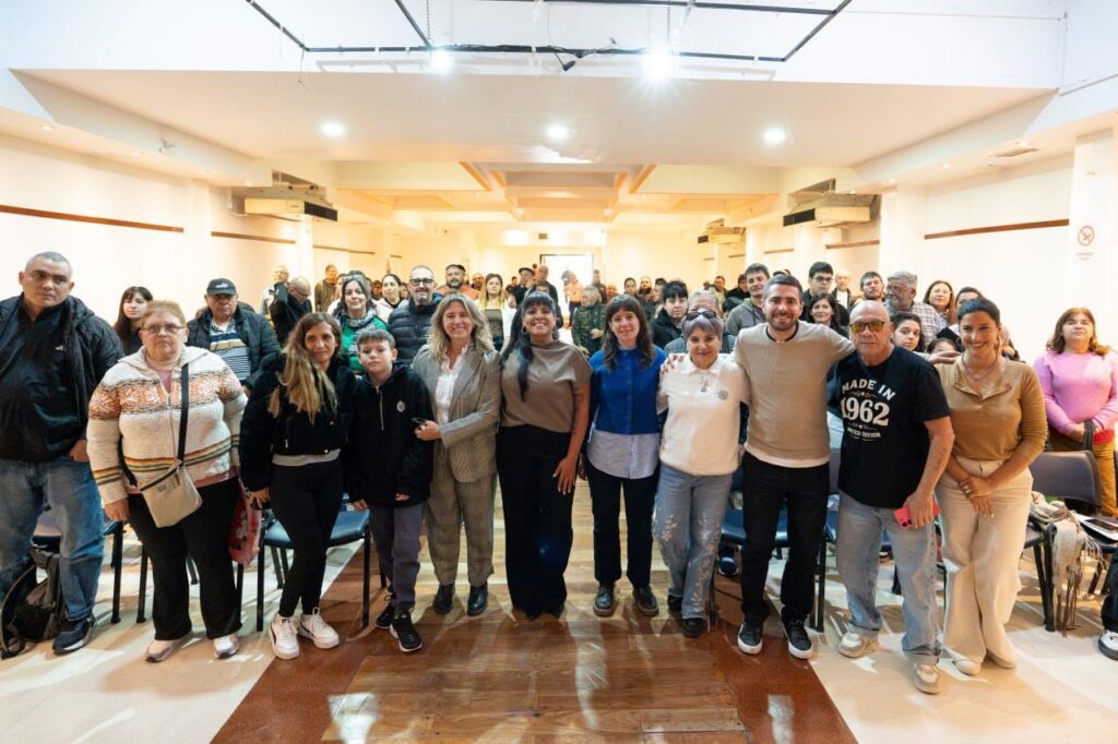 el municipio realizÓ el acto de firma de 84 tÍtulos de propiedad a familias quilmeÑas 3