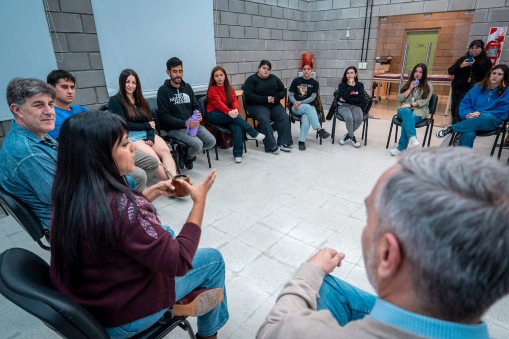 EVA MIERI ENCABEZÓ UN ENCUENTRO CON PASANTES DE LA UNAJ EN EL ECOPARQUE DE QUILMES eva mieri encabezÓ un encuentro con pasantes de la unaj en el ecoparque de quilmes 2