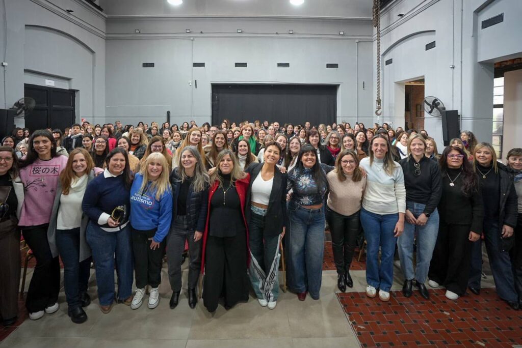 MAYRA Y EVA MIERI ENTREGARON 200 PROTECTORES AUDITIVOS EN EL MARCO DEL DÍA PROVINCIAL DEL AUTISMO mayra y eva mieri entregaron 200 protectores auditivos en el marco del dÍa provincial del autismo 1