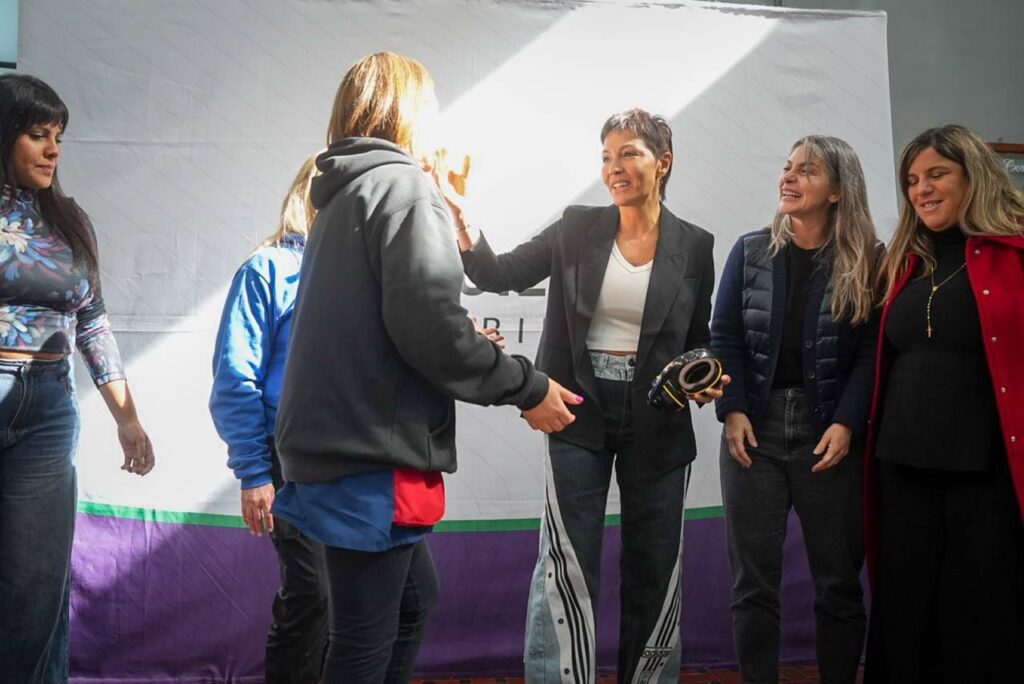 MAYRA Y EVA MIERI ENTREGARON 200 PROTECTORES AUDITIVOS EN EL MARCO DEL DÍA PROVINCIAL DEL AUTISMO mayra y eva mieri entregaron 200 protectores auditivos en el marco del dÍa provincial del autismo 3
