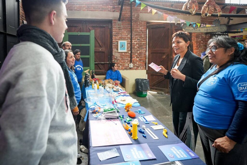 MAYRA Y EVA MIERI ENTREGARON 200 PROTECTORES AUDITIVOS EN EL MARCO DEL DÍA PROVINCIAL DEL AUTISMO mayra y eva mieri entregaron 200 protectores auditivos en el marco del dÍa provincial del autismo 5