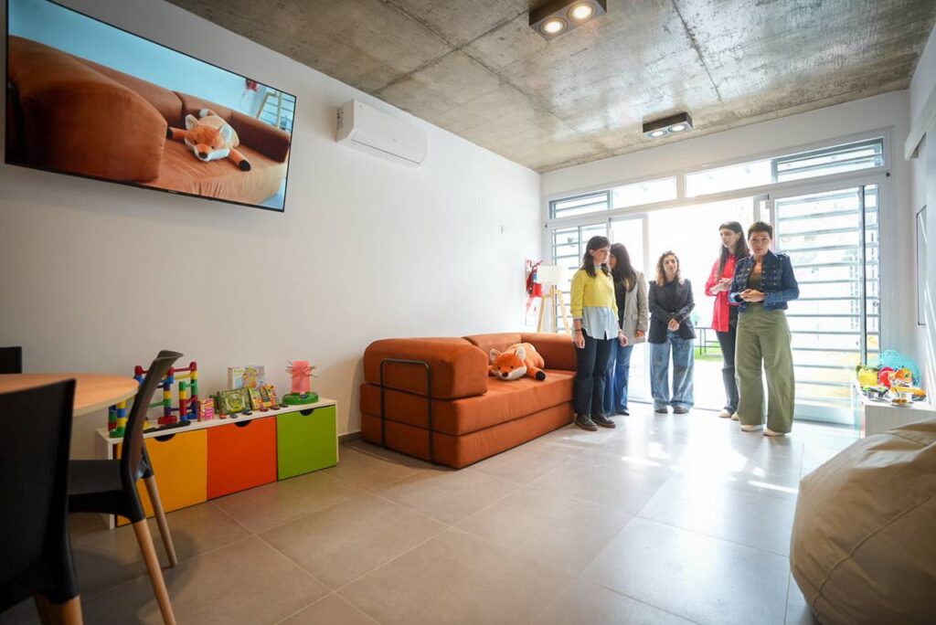 MAYRA Y EVA MIERI INAUGURARON LA CASA DE ABRIGO TEMPORAL PARA INFANCIAS Y ADOLESCENCIAS “AMANDA ALLEN” mayra y eva mieri inauguraron la casa de abrigo temporal para infancias y adolescencias “amanda allen” 3