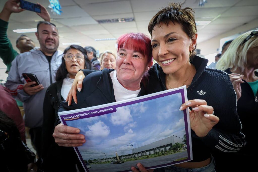 MAYRA Y EVA MIERI ANUNCIARON LA CONSTRUCCIÓN DE UN NUEVO POLIDEPORTIVO CON PILETA SEMIOLÍMPICA: “LA TASA QUE PAGAN CON MUCHO ESFUERZO LOS VECINOS ES DEVUELTA EN OBRAS” nuevo polideportivo en santo domingo 4