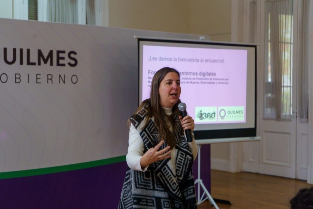 QUILMES REALIZÓ LA PRIMERA JORNADA DE FORMACIÓN EN CIUDADANÍA Y ENTORNOS DIGITALES PARA TRABAJADORES MUNICIPALES Y DOCENTES quilmes realizÓ la primera jornada de formaciÓn en ciudadanÍa y entornos digitales para trabajadores municipales y docentes 3