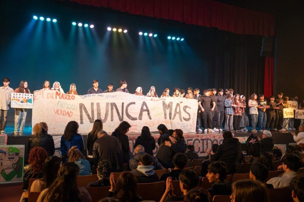 se realizÓ una jornada en homenaje a los 50 aÑos de la noche de los lÁpices con la participaciÓn de mÁs de mil jÓvenes 2