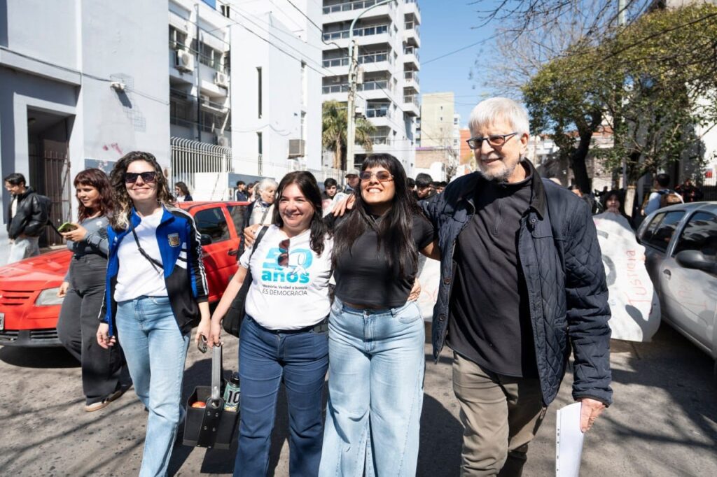 se realizÓ una jornada en homenaje a los 50 aÑos de la noche de los lÁpices con la participaciÓn de mÁs de mil jÓvenes 5