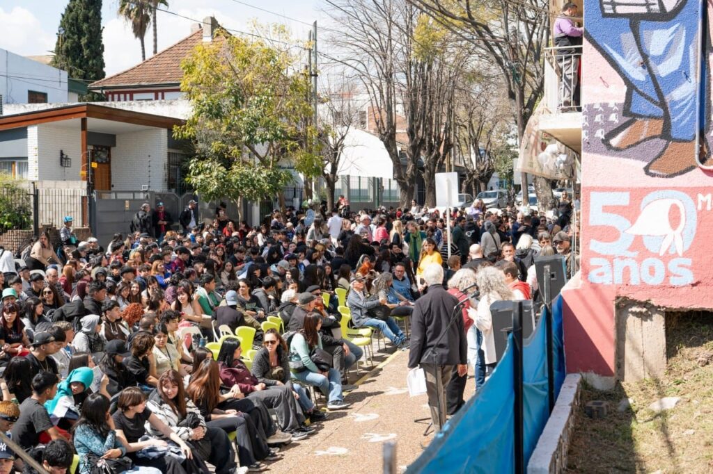 se realizÓ una jornada en homenaje a los 50 aÑos de la noche de los lÁpices con la participaciÓn de mÁs de mil jÓvenes 6