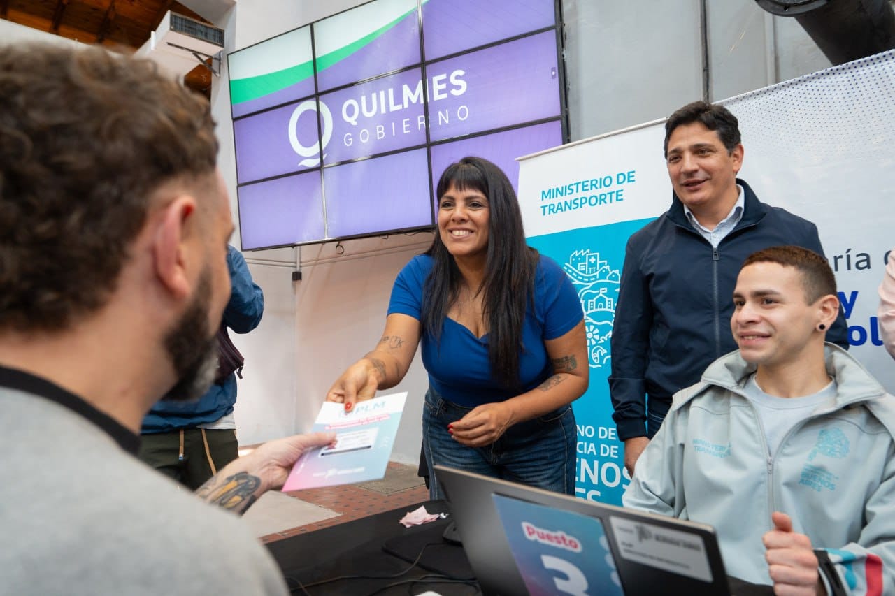 se realizÓ en el distrito un operativo de impresiÓn y entrega de pases libres multimodales 1