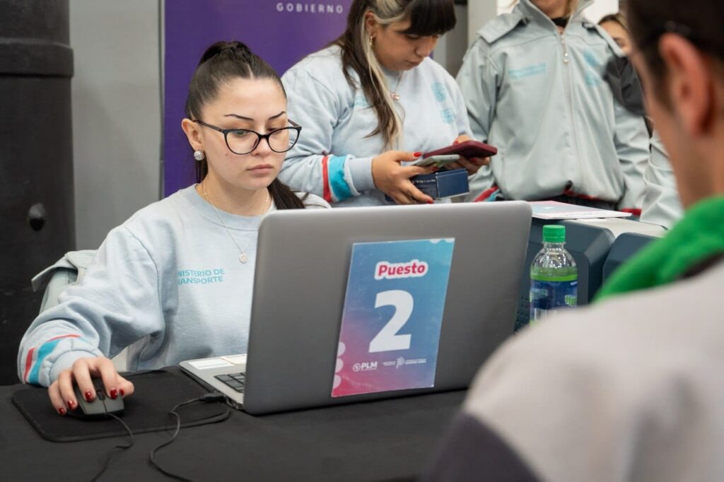 se realizÓ en el distrito un operativo de impresiÓn y entrega de pases libres multimodales 4